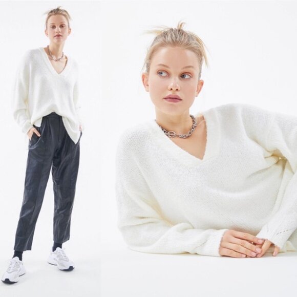 Urban Outfitters Rosie Cozy V-neck Off White Oversized Sweater Size L - Picture 1 of 12